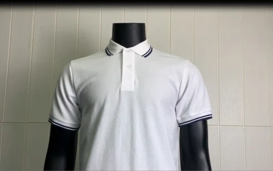 Простая белая и черная мужская рубашка-поло из хлопка с вышивкой индивидуального логотипа