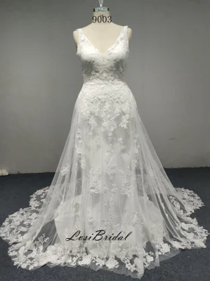 9003 Свадебное платье из тюля и кружева цвета слоновой кости с глубоким V-образным вырезом и шлейфом «русалка» длиной 70 дюймов.
